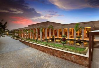 The Lalit Mangar has Balcony rooms