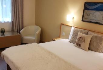 Travel Plaza Hotel allows 18 year olds to book a room