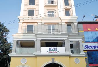 Rkn Elite allows 18 year olds to book a room