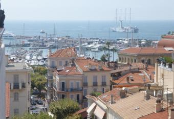 R  sidence Le Pr  sident - Forville allows 18 year olds to book a room