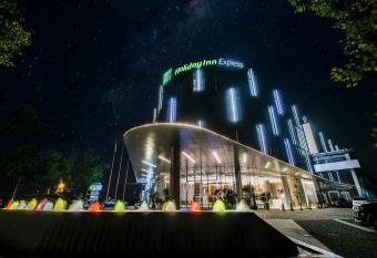 Holiday Inn Express Shanghai Songjiang Fangta, an IHG Hotel has Balcony rooms