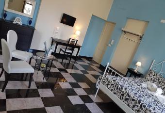 Central Suites Catania has Balcony rooms