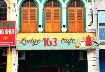 Lodge 163 Ventures has Balcony rooms