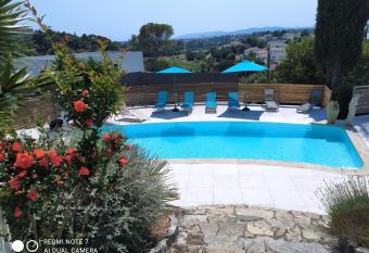 VILLAS-Piscine les MIMOSAS allows 18 year olds to book a room