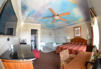 The Palace Inn has rooms with a private hot tub