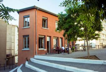 La Maison Rouge - Backpacker Hostel allows 18 year olds to book a room