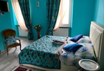 Alla corte dei Caretto has Balcony rooms