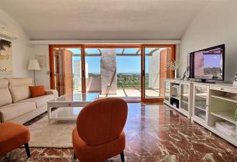 Beautiful Penthouse apartment has Balcony rooms