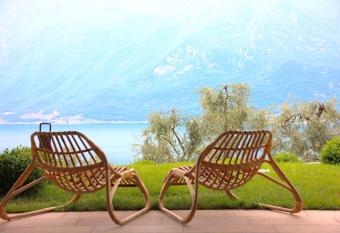 Oliveto has Balcony rooms