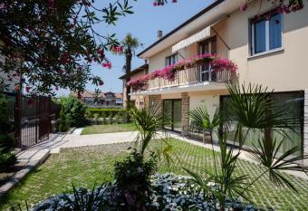 Villa Maxikris has Balcony rooms