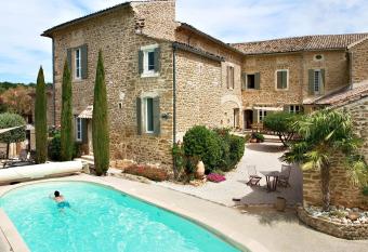 Le Clos de la Tuili  re allows 18 year olds to book a room