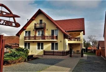 Pensiunea Maria K  ber has Balcony rooms