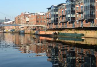 Stylish Leeds City Centre Apartment has Balcony rooms