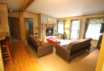 Goldberry Woods- A Modern Farm Resort has rooms with a private hot tub