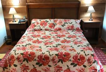 Hostal Posada Angelmo has Balcony rooms