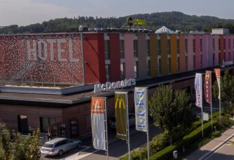 B&B HOTEL Lully 3 Lakes allows 18 year olds to book a room