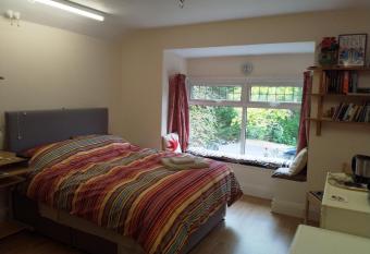 Spacious King Bedroom in Grantham Lincolnshire allows 18 year olds to book a room