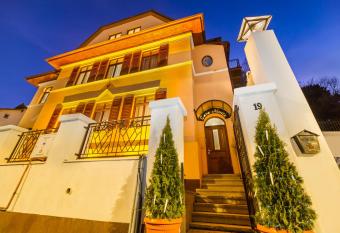 Casa Moritz allows 18 year olds to book a room