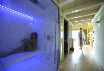 Parc Hotel Flora has rooms with a private hot tub