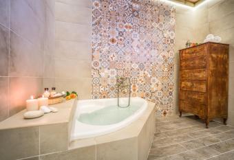 Ninemia Villas Zakinthos has rooms with a private hot tub