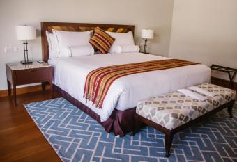 Taypikala Deluxe Valle Sagrado has rooms with a private hot tub