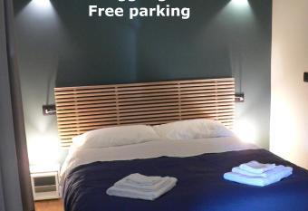 PIENO CENTRO - 3 min ACQUARIO allows 18 year olds to book a room