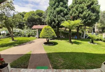 Cantinho da Deca allows 18 year olds to book a room