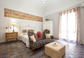 Le Alcove has Balcony rooms