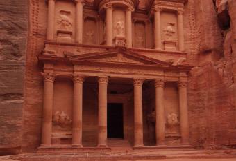 M  venpick Resort Petra allows 18 year olds to book a room