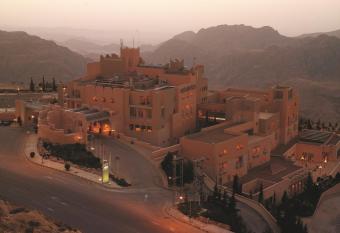 M  venpick Nabatean Castle Hotel allows 18 year olds to book a room