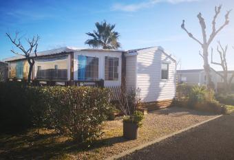 Mobile Homes Sous le Soleil allows 18 year olds to book a room