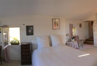 Chambre de Julie allows 18 year olds to book a room