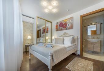 Kesminta Apartments allows 18 year olds to book a room