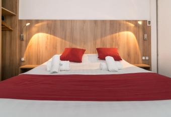 Brit Hotel Plaisance A9/A61 allows 18 year olds to book a room