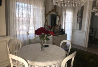 La Zarabba Boutique Hotel has rooms with a private hot tub