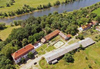 Gutshof Elbschloss Kehnert - Pension & Ferienwohnungen allows 18 year olds to book a room