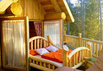 Glamping Lake Bloke has rooms with a private hot tub