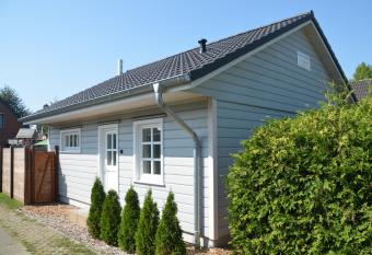 Ferienhauser Lensterstrand has rooms with a private hot tub