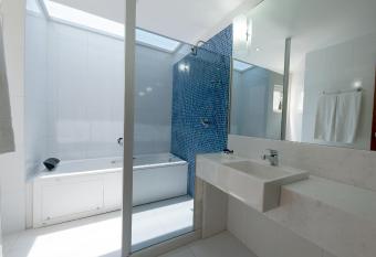 Hotel Astoria Copacabana has rooms with a private hot tub