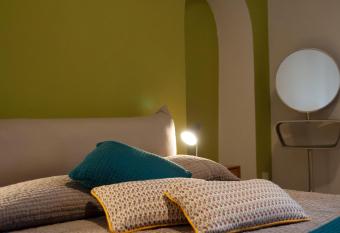 Retr   B&B has Balcony rooms