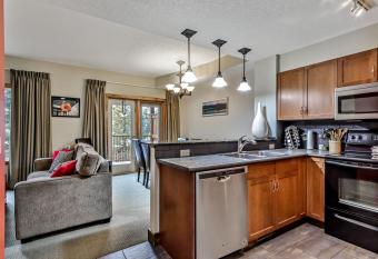 Fenwick Vacation Rentals Spacious Mountain 2 Bedroom with Hot tub has Balcony rooms