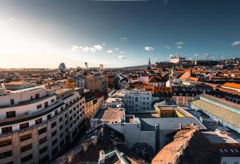 Top Floor Manderla has rooms with a private hot tub