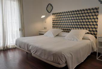 Hotel Miramar Valencia allows 18 year olds to book a room