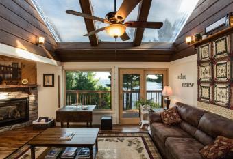 Inn On Lake Wissota has rooms with a private hot tub