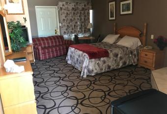 Motel la Siesta de Gascon has rooms with a private hot tub