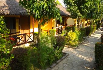 Mr. B s Place has Balcony rooms