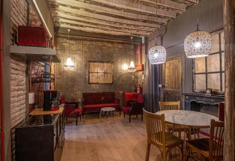 Apartamentos Correo Viejo de Granada allows 18 year olds to book a room