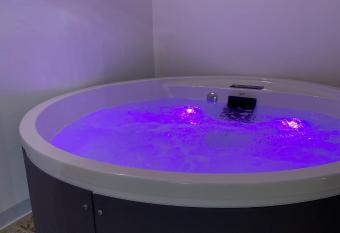 Settegrana has rooms with a private hot tub