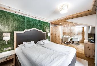 Vierjahreszeiten has Balcony rooms