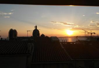 Le Panier Duplex Centre historique terrasse proche Vieux Port has rooms with a private hot tub